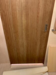 スロープの上を引き戸が通る