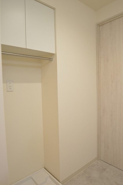 練馬区リノベ　洗濯機上収納　既製吊戸　ﾊﾟｲﾌﾟ