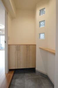 練馬区リノベ　マンション　玄関　棚