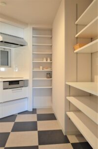 マンションリノベ　キッチン　収納　可動棚　電子レンジ　家電　45㎝　白ポリ