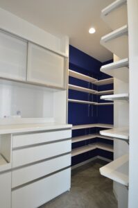 練馬区　マンションリノベ　キッチン　パントリー　 収納　可動棚　電子レンジ　家電　45㎝　白ポリ