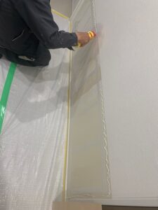 クロスをはがしてベニヤを張る