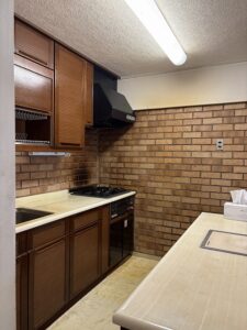 練馬区リノベーション　BEFORE　キッチン　レンガ調　タイル貼