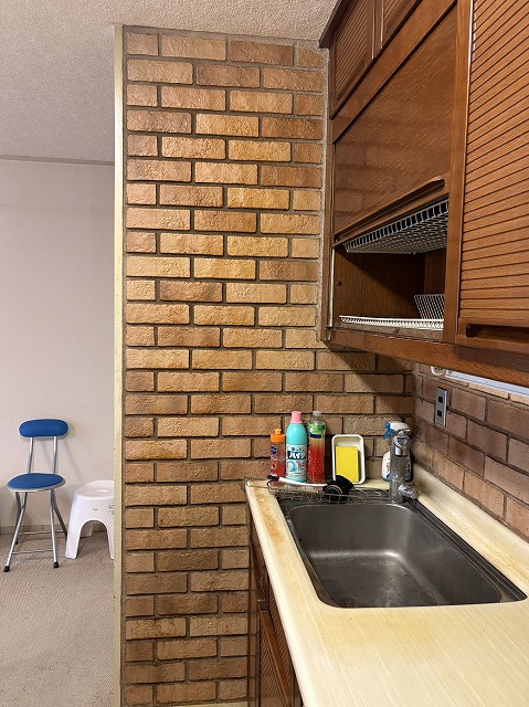 練馬区リノベーション　BEFORE　キッチン　レンガ調　タイル貼