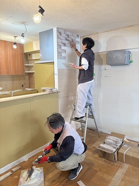 練馬区リノベーション　キッチン　タイル貼