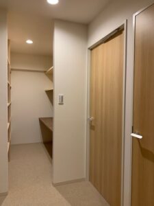 個室を小さくして手前に収納スペースを造作