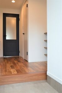 渋谷区　賃貸マンションリノベーション　玄関から部屋が見えない　 　ドア設置