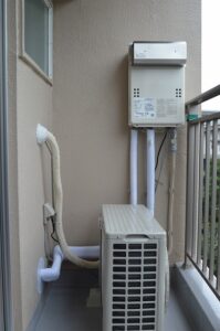 渋谷区　賃貸マンションリノベーション　室内給湯器　バルコニーに