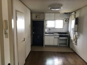 練馬区　賃貸マンション　リノベーション　壁向き　キッチン　玄関　部屋が丸見え