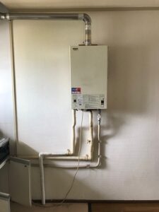 渋谷区　賃貸マンションリノベーション　室内給湯器　バルコニーに