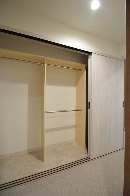練馬区マンションリノベーション　築50年　クローゼット　三枚連動引戸　