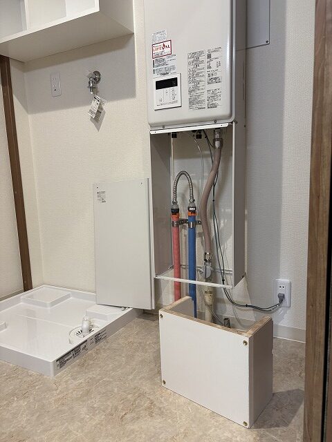 練馬区マンションリノベーション　室内給湯器　交換　配管カバー