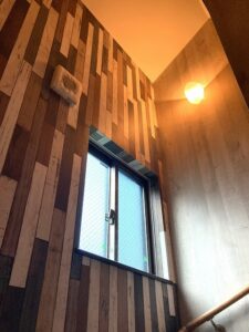 練馬区　戸建てリフォーム　階段室　タテ　クロス