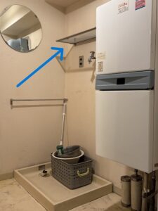 練馬区のH様邸では家具屋による吊戸の設置が行われていました。 74㎝の洗濯機パンを使うので、上部に75㎝幅のオープン棚収納を設けました。 簡単なオープン棚や既製品でも良さそうな場所にわざわざ造作家具を使ったのには理由があります。 もともとこちらのお宅は洗濯機の上にメッシュのオープン棚が1枚あり、そこにフェイスタオルを平置きしてたくさん積んでお使いでした。 というのも、H様は手を洗ったら都度新しいタオルを使う習慣があり（ですのでタオル掛けは必要ありませんでした）、タオルを沢山お使い、かつすぐに手に取れるようオープンな状態が良かったのです。 棚板ではタオルを積んだ時にずれて雑多に見えがちなこと、そしてそれまでは足元に置いて使われていた洗剤も置けるように、ハコ型が良いと思いました。 さらに梁下ということで寸法の制限もあり、わざわざ造作にしたわけです。 前もって伝えておいた形で造ってきてくれ、現場では取付けのみ。 あっという間に取付け完了、ついでと言ってはなんですが、隣のトイレの吊戸棚（こちらは既製品）も取付けしてもらいました。 ささやかな場所のささやかな工夫ですが、生活の中で満足感に大きな差があるのでは…と思っています。