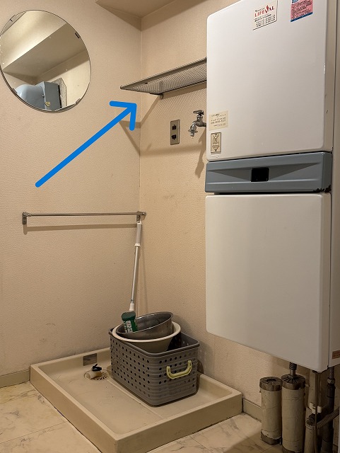 練馬区のH様邸では家具屋による吊戸の設置が行われていました。 74㎝の洗濯機パンを使うので、上部に75㎝幅のオープン棚収納を設けました。 簡単なオープン棚や既製品でも良さそうな場所にわざわざ造作家具を使ったのには理由があります。 もともとこちらのお宅は洗濯機の上にメッシュのオープン棚が1枚あり、そこにフェイスタオルを平置きしてたくさん積んでお使いでした。 というのも、H様は手を洗ったら都度新しいタオルを使う習慣があり（ですのでタオル掛けは必要ありませんでした）、タオルを沢山お使い、かつすぐに手に取れるようオープンな状態が良かったのです。 棚板ではタオルを積んだ時にずれて雑多に見えがちなこと、そしてそれまでは足元に置いて使われていた洗剤も置けるように、ハコ型が良いと思いました。 さらに梁下ということで寸法の制限もあり、わざわざ造作にしたわけです。 前もって伝えておいた形で造ってきてくれ、現場では取付けのみ。 あっという間に取付け完了、ついでと言ってはなんですが、隣のトイレの吊戸棚（こちらは既製品）も取付けしてもらいました。 ささやかな場所のささやかな工夫ですが、生活の中で満足感に大きな差があるのでは…と思っています。