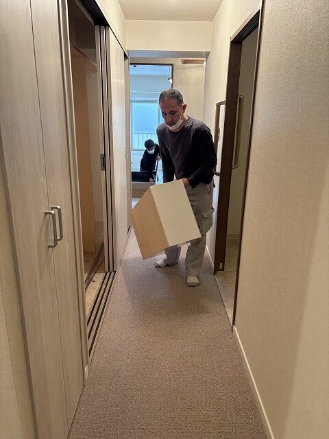 練馬区のH様邸では家具屋による吊戸の設置が行われていました。 74㎝の洗濯機パンを使うので、上部に75㎝幅のオープン棚収納を設けました。 簡単なオープン棚や既製品でも良さそうな場所にわざわざ造作家具を使ったのには理由があります。 もともとこちらのお宅は洗濯機の上にメッシュのオープン棚が1枚あり、そこにフェイスタオルを平置きしてたくさん積んでお使いでした。 というのも、H様は手を洗ったら都度新しいタオルを使う習慣があり（ですのでタオル掛けは必要ありませんでした）、タオルを沢山お使い、かつすぐに手に取れるようオープンな状態が良かったのです。 棚板ではタオルを積んだ時にずれて雑多に見えがちなこと、そしてそれまでは足元に置いて使われていた洗剤も置けるように、ハコ型が良いと思いました。 さらに梁下ということで寸法の制限もあり、わざわざ造作にしたわけです。 前もって伝えておいた形で造ってきてくれ、現場では取付けのみ。 あっという間に取付け完了、ついでと言ってはなんですが、隣のトイレの吊戸棚（こちらは既製品）も取付けしてもらいました。 ささやかな場所のささやかな工夫ですが、生活の中で満足感に大きな差があるのでは…と思っています。