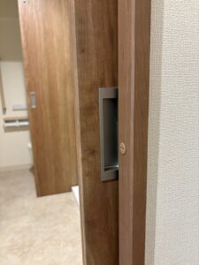 練馬区マンション　リノベーション　築50年　引き戸　手掛け　手をはさまないように