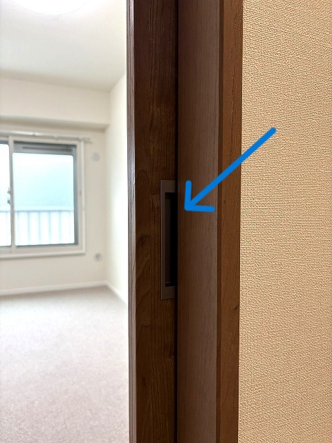 練馬区マンション　リノベーション　築50年　引き戸　手掛け　手をはさまないように