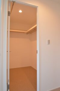 練馬区マンション　リノベーション　納戸　2WAY　回遊　出入口が2つ　収納