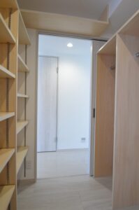 練馬区マンション　リノベーション　納戸　2WAY　回遊　出入口が2つ　収納