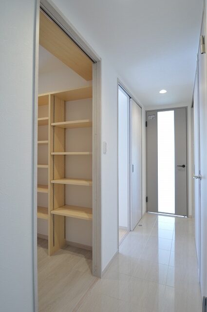 練馬区マンション　リノベーション　納戸　2WAY　回遊　出入口が2つ　収納