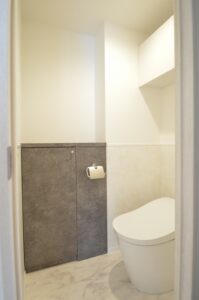 練馬区マンションリノベーション　トイレ　造作家具　納まり　腰壁パネル