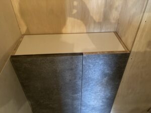 練馬区マンションリノベーション　トイレ　造作家具　納まり　腰壁パネル