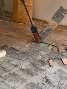 工具を駆使して直貼りフロア撤去作業