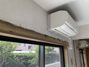 カーテンボックス撤去した跡