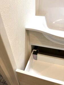 練馬区リフォーム　洗面室　洗面化粧台　引出し収納　枠に当たらないように クリアランス