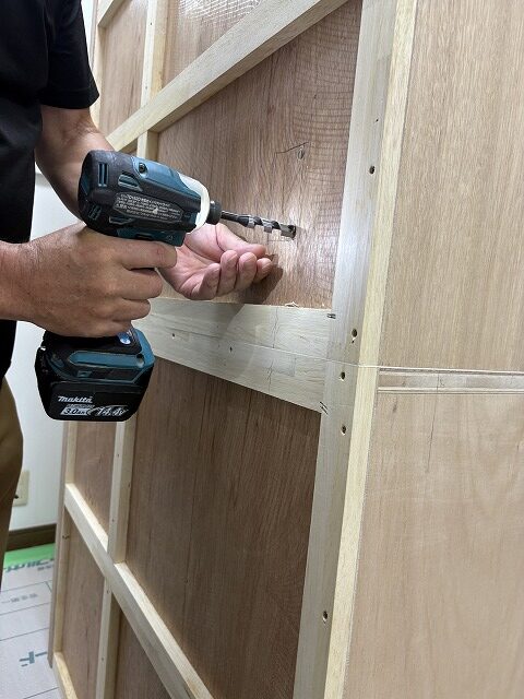 練馬区マンションリフォーム　キッチン　ダイニング　造作家具　コンセント　穴あけ