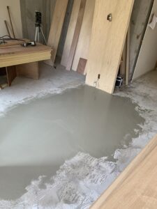 床にレベラーを流す