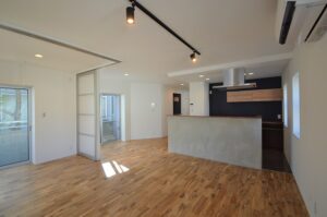 杉並区　賃貸マンションリノベーション　アクセントクロス　ピクチャーレール　　造作風洗面台　間仕切り戸