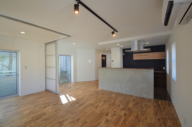杉並区　賃貸マンションリノベーション　アクセントクロス　ピクチャーレール　　造作風洗面台　間仕切り戸