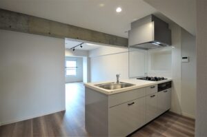 杉並区　賃貸マンションリノベーション　梁あらわし　ライティングレール　黒　アクセント