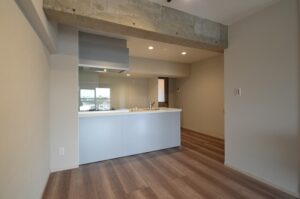 杉並区　賃貸マンションリノベーション　梁あらわし　ライティングレール　黒　アクセント