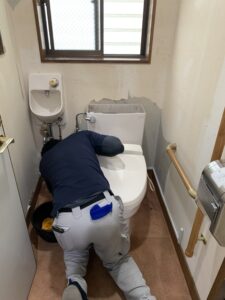 便器のタンクを外す