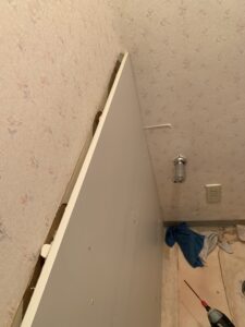 壁のパネルを撤去
