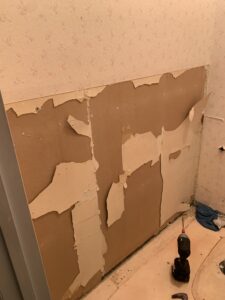 パネル撤去後の壁
