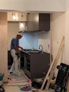 システムキッチン設置作業終盤