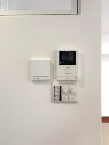 渋谷区リフォーム　スイッチプレート　きれいに配置　インターホン　床暖房リモコン