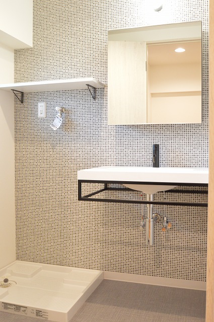 渋谷　賃貸マンションリノベ　アイアン　金物　黒　洗面台　棚受け