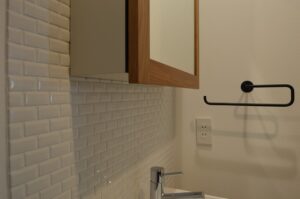 杉並区　賃貸マンションリノベ　造作洗面台　タイル　壁