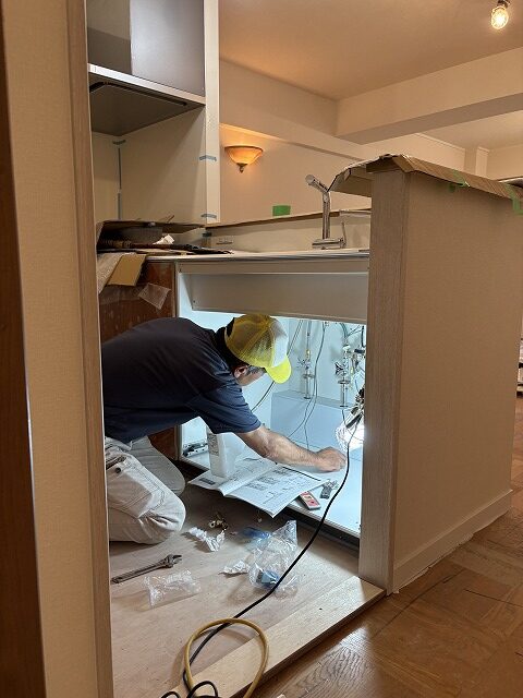 練馬区　マンションリノベーション　キッチン　対面　配管　つなぎ