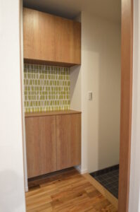 玄関収納の壁にアクセント