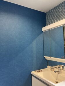 洗面室に個性的なクロスを