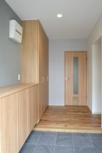 玄関ホールにアクセントクロス