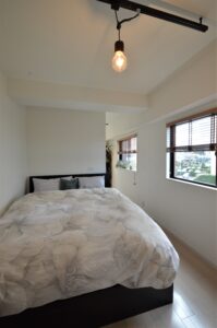 壁に囲まれたベッドコーナー