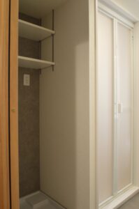 洗濯機置き場にアクセントクロス