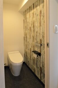 アクセントクロスを張ったトイレ